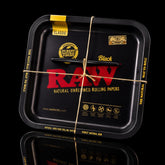 Plateau RAW Black Small en métal noir avec logo RAW rouge et détails dorés
